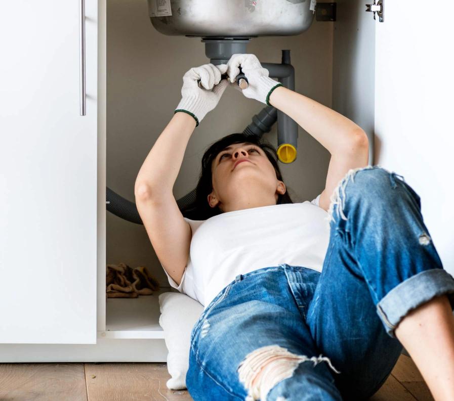 Expert fixing kitchen sink